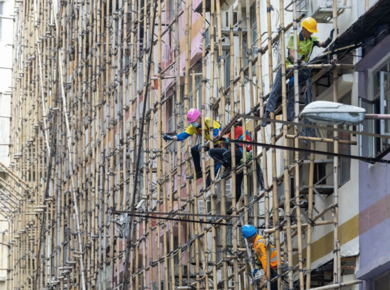 Tại sao Hong Kong vẫn dùng tre làm giàn giáo?