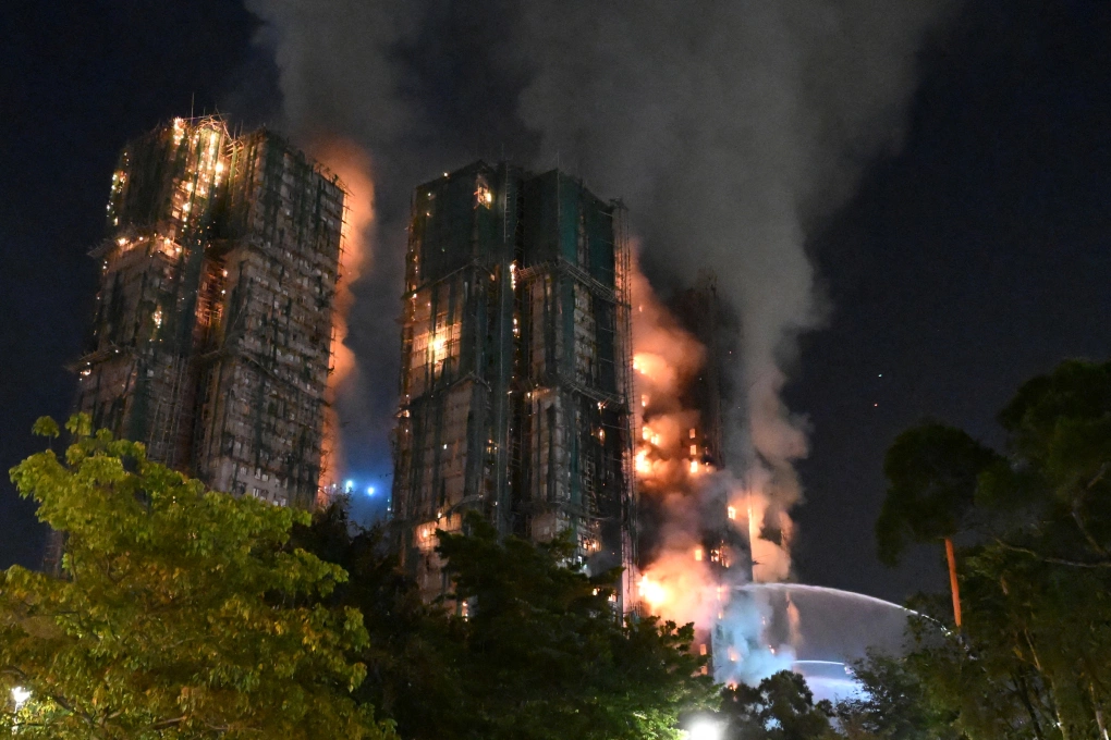 Lửa bốc lên tại các tòa nhà trong cụm chung cư ở quận Đại Bộ, Hong Kong ngày 26/11. Ảnh: AFP