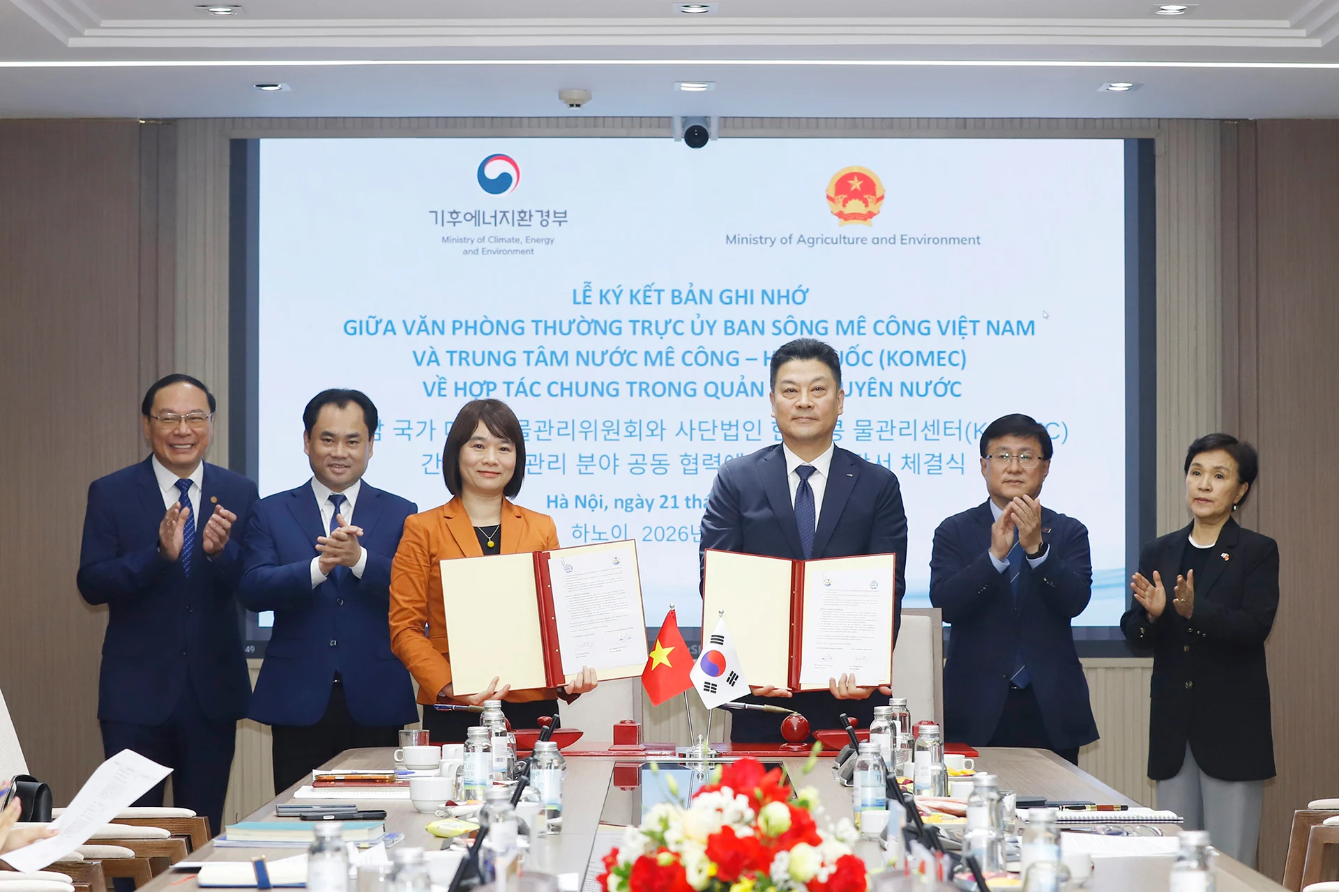 Văn phòng Thường trực Ủy ban Sông Mekong Việt Nam và Trung tâm Nước Mekong - Hàn Quốc (KOMEC) ký Thỏa thuận hợp tác trong quản lý tài nguyên nước. Ảnh: Khương Trung.
