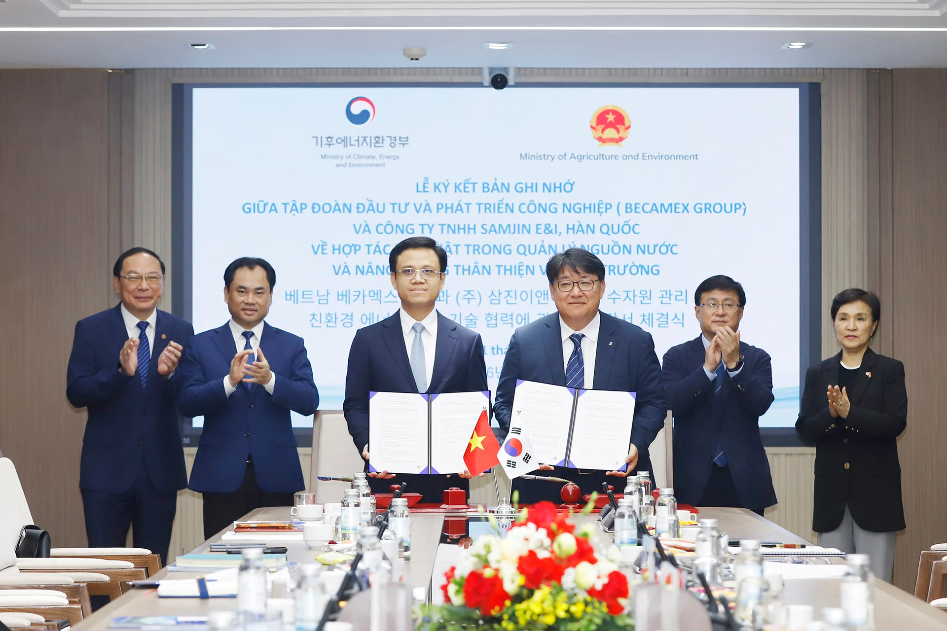 Tập đoàn Becamex và Công ty TNHH Samjin E&I (Hàn Quốc) ký kết Bản ghi nhớ về hợp tác kỹ thuật trong quản lý nguồn nước và phát triển năng lượng thân thiện với môi trường. Ảnh: Khương Trung.