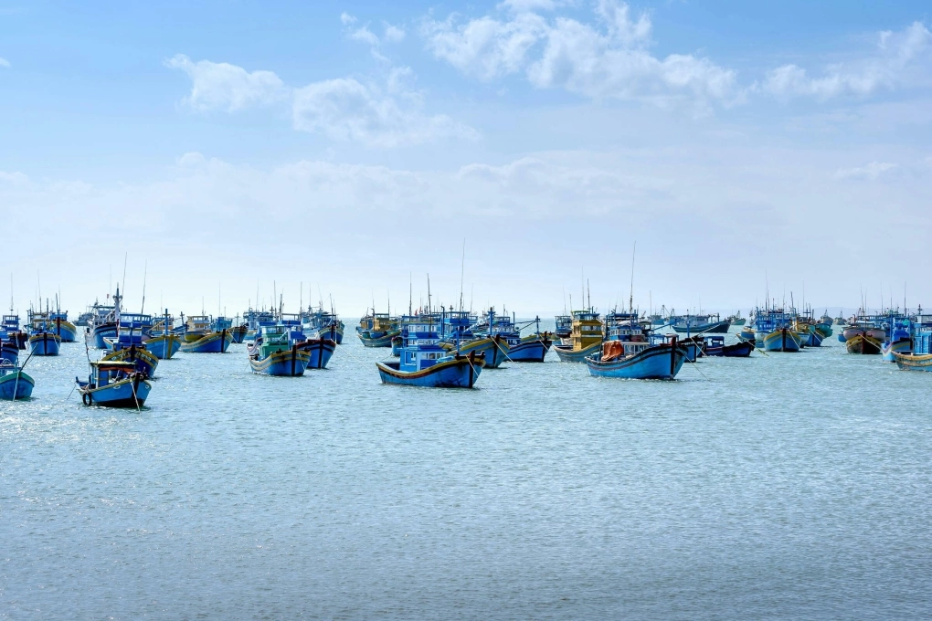 Tàu cá của ngư dân hoạt động đánh bắt thủy sản tại khu vực ven biển. Ảnh: Pexels