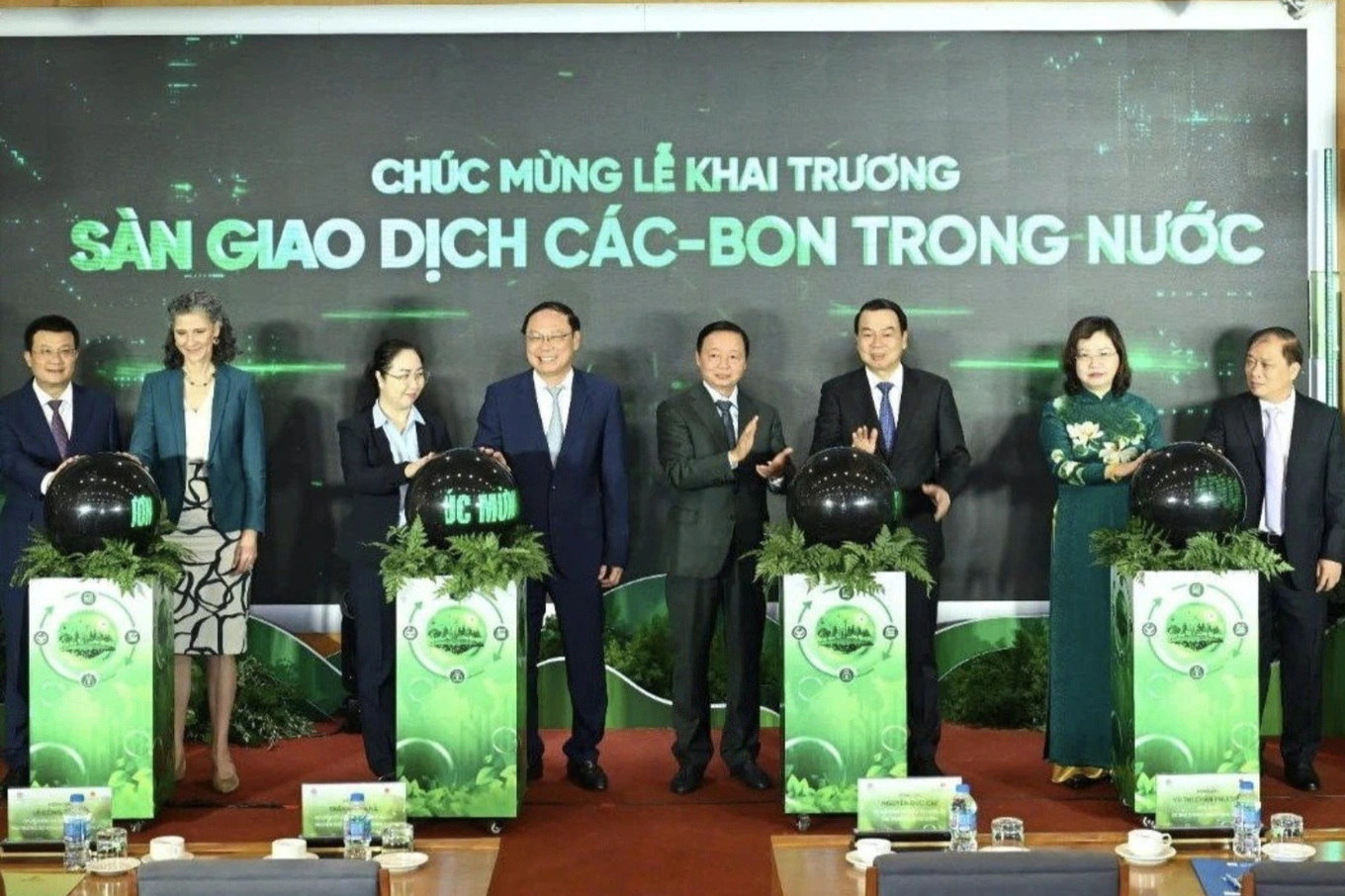 Các đại biểu khai trương sàn carbon Việt Nam (Ảnh: UBCKNN).