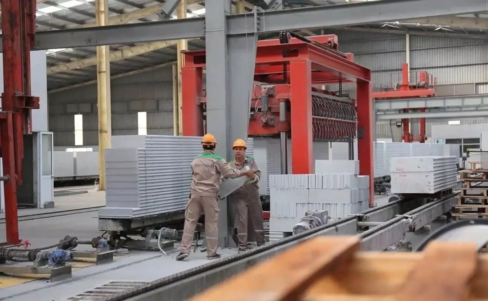 Các nhà máy xi măng và vật liệu xây dựng được khuyến khích mạnh mẽ cắt giảm phát thải CO₂ nhằm đáp ứng các cam kết quốc gia về trung hòa carbon (Net Zero). Ảnh: Ngô Hà, 10/2025
