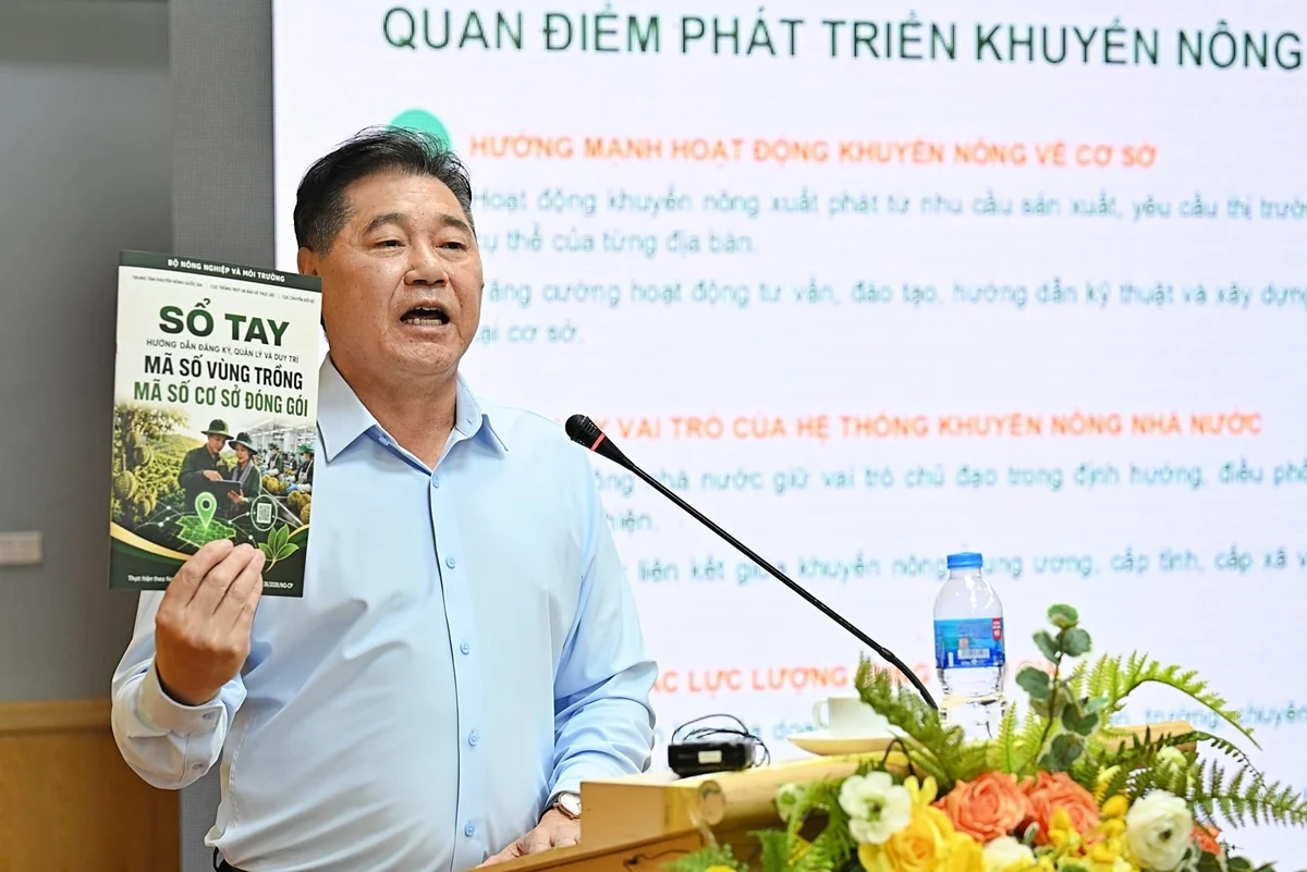 Giám đốc Trung tâm Khuyến nông Quốc gia Lê Quốc Thanh chia sẻ về sổ tay hướng dẫn do Bộ Nông nghiệp và Môi trường biên soạn. Ảnh: Bảo Thắng.