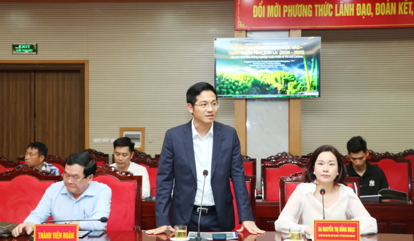 Ông Nguyễn Trọng Nghĩa, Tổng Giám đốc Công ty cổ phần STABOO Thanh Hóa, thông tin về đề xuất triển khai dự án khai thác, phát triển vùng nguyên liệu tre, luồng tại Sơn La. Ảnh: Như Thủy.