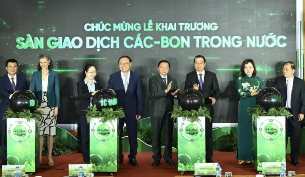 Các đại biểu khai trương sàn carbon Việt Nam (Ảnh: UBCKNN).