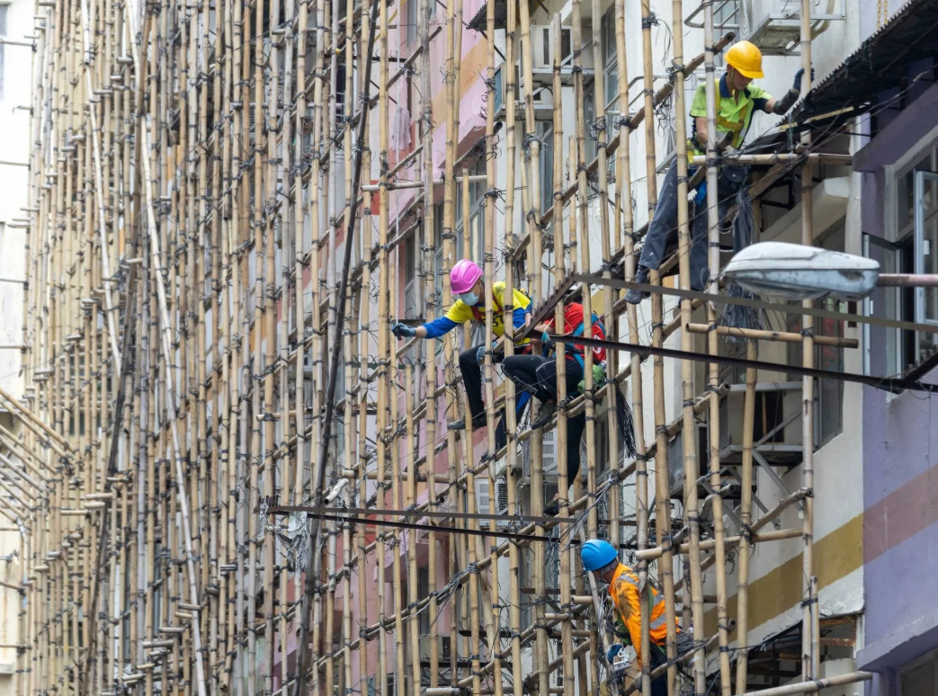 Tại sao Hong Kong vẫn dùng tre làm giàn giáo?