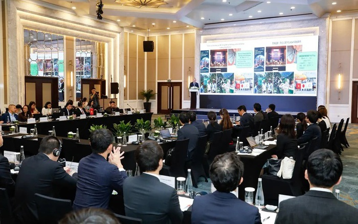 Nhật Bản sẽ cho Việt Nam vay ưu đãi 50 tỷ yen, tương đương 8.350 tỷ đồng để hoàn thiện chính sách cấp vốn xanh, dự án giảm phát thải. Tại hội thảo "ODA thế hệ mới" sáng 18/3, Thứ trưởng Tài chính Trần Quốc Phương cho biết công hàm về khoản vay 8.350 tỷ đồng vốn ODA đã được chính phủ hai nước phê duyệt, dự kiến ký trong tháng này. ODA thế hệ mới là khoản vay ưu đãi với quy trình chuẩn bị được rút gọn và thủ tục giải ngân vốn nhanh chóng, đảm bảo các mục tiêu phát triển thông qua thiết kế chính sách, huy động nguồn lực hiệu quả. Theo Thứ trưởng Phương, vốn vay lần này của Nhật Bản sẽ hỗ trợ Việt Nam thực hiện ba trụ cột chính sách vì mục tiêu tăng trưởng xanh, thích ứng với biến đổi khí hậu. Trụ cột đầu tiên là xây dựng và thiết lập các ưu đãi tài chính, đầu tư và cơ chế cho tăng trưởng xanh. Với trụ cột này, chính sách thuế và đầu tư công sẽ được rà soát, điều chỉnh để khuyến khích đầu tư xanh, thị trường tín chỉ carbon. Các tiêu chí, cơ chế chứng nhận với dự án được cấp tín dụng xanh, trái phiếu xanh cũng được xây dựng, hướng dòng vốn vào hoạt động thân thiện với môi trường.