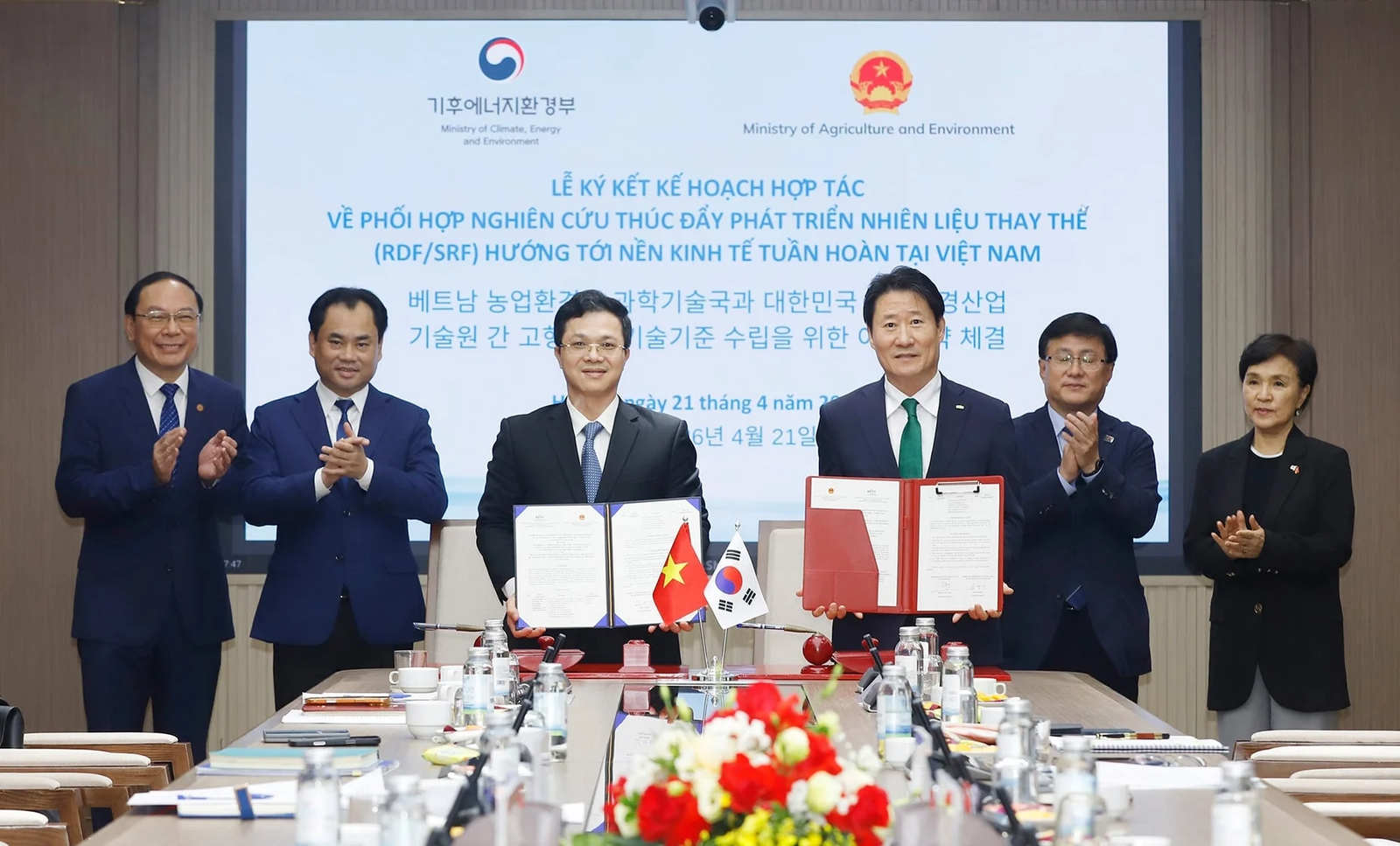 Vụ Khoa học và Công nghệ (Bộ Nông nghiệp và Môi trường Việt Nam) và Viện Công nghiệp và Công nghệ Môi trường Hàn Quốc (KEITI) ký Bản ghi nhớ về hợp tác phát triển nhiên liệu thay thế (RDF/SRF). Ảnh: Khương Trung.