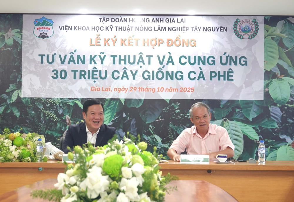 Bầu Đức (bên phải) và Tiến sĩ Phan Việt Hà, Phó Viện trưởng Phụ trách Viện Eakmat. Ảnh: Minh Vỹ