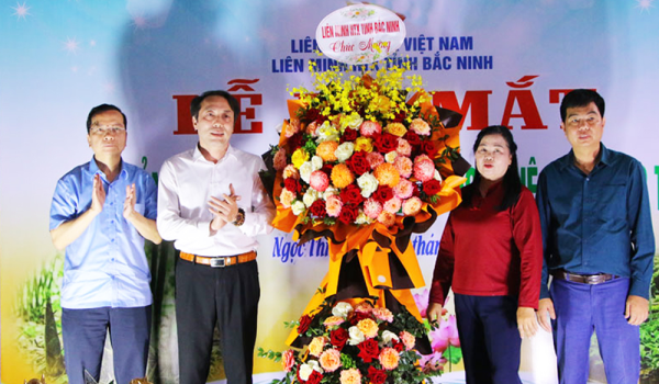 Lãnh đạo Liên minh Hợp tác xã tỉnh tặng hoa chúc mừng Hợp tác xã.
